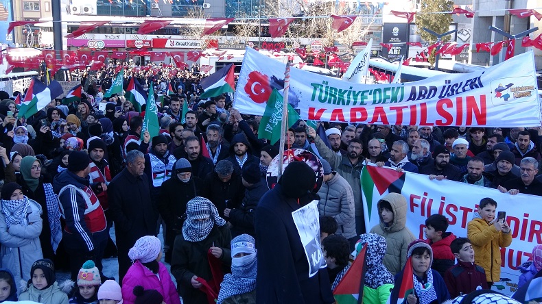 Soğuk havaya rağmen Filistin için yürüdüler