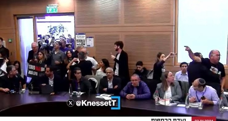 İsrailli esirlerin yakınları parlamentodaki toplantıyı bastı