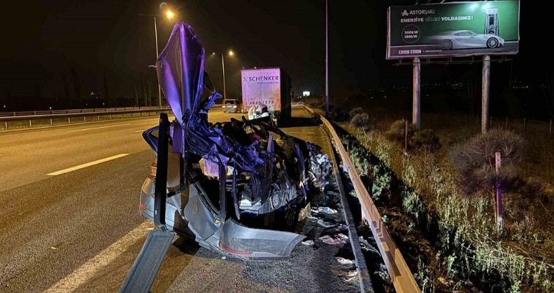 Polislerin içinde bulunduğu otomobil tıra çarptı: 1 polis şehit oldu