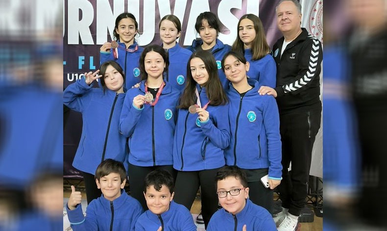 Eskişehir’i temsil eden flöre eskrim takımı Sakarya’dan madalyalarla döndü