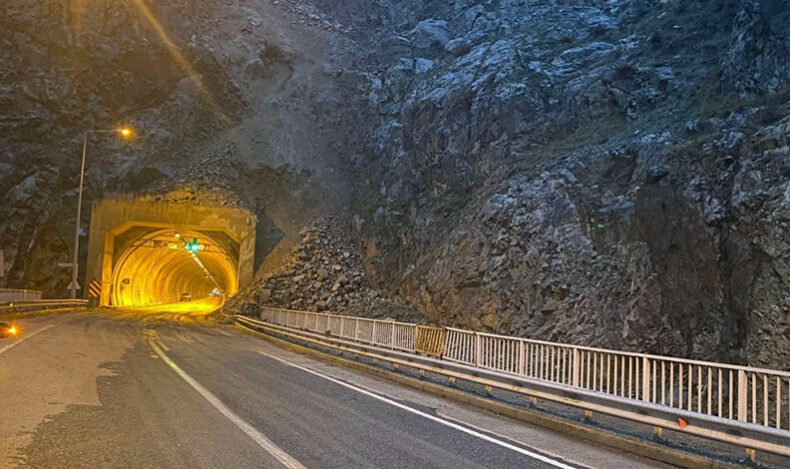 Heyelan nedeniyle kapanan karayolları ulaşıma açıldı
