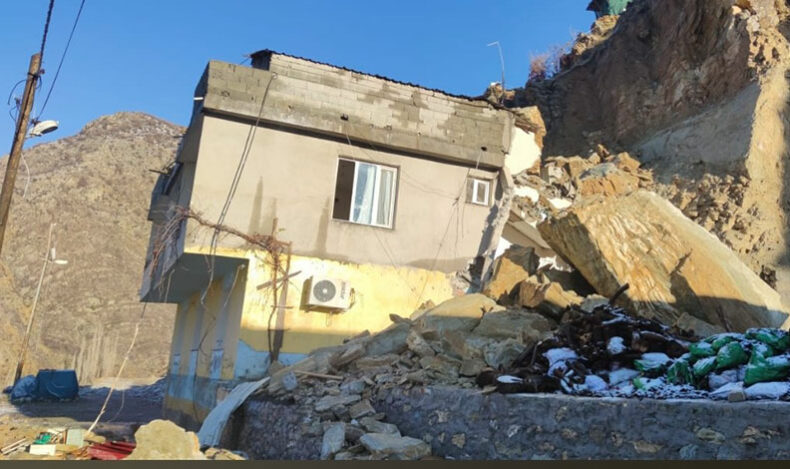 Evin üstüne kaya parçaları düştü