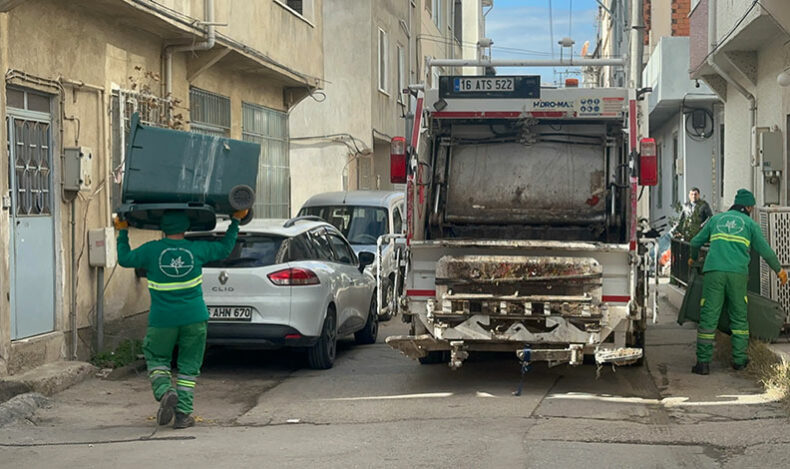 Bursa’da temizlik işçisi hem çalıştı hem horon oynadı