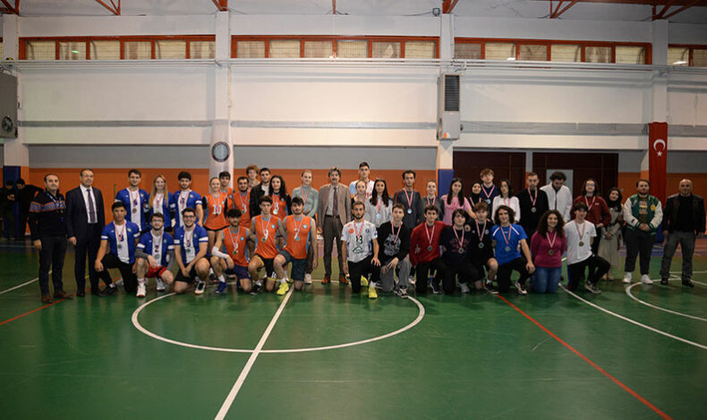 Başarılı sporcular ödüllendirildi