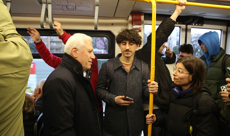 Başkan adayı Bozbey’den, metroda gençlerle sohbet