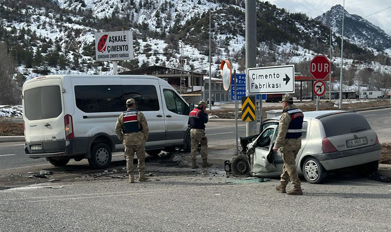 Gümüşhane’de otomobille servis minibüsü çarpıştı: 4 yaralı