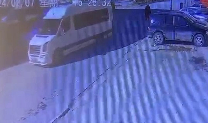 Geri giden minibüs yaşlı adamı ezdi