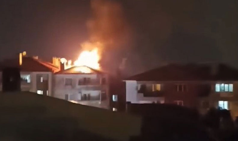 Muğla’da evin çatısına yıldırım düştü
