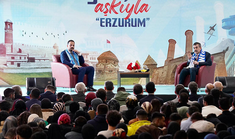 Bakan Tekin Erzurum’da gençlerle buluştu
