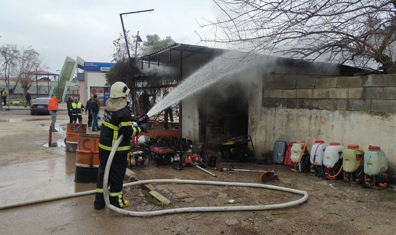 Sobaya yanlışlıkla dökülen benzin iş yerini küle çevirdi