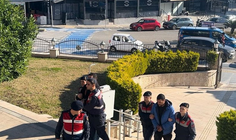 Marmaris’te işyerini silahla basan iki şüpheli tutuklandı