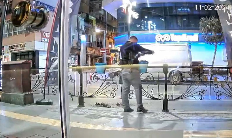 Yol üzerinde bulunan saksıların toprağını etrafa saçtı