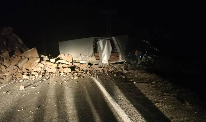 Yamaçtan kopan kayalar tıra isabet etti
