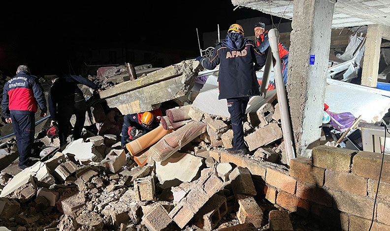 Şanlıurfa’da 2 katlı ev çöktü: 2 ölü, 8 yaralı