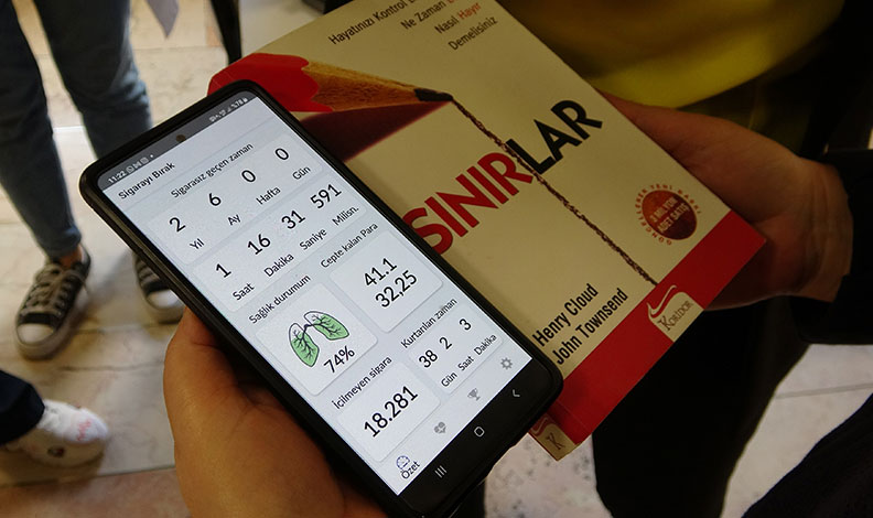 Bursa’da sigara paketini getirene kitap hediye edildi