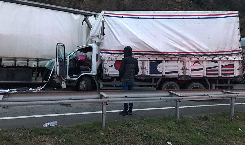 Artvin’de sebze yüklü kamyonet park halindeki tıra çarptı: 2 yaralı