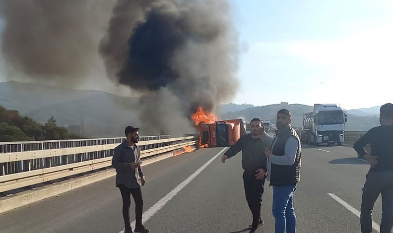 Bursa’da otobanda kaza yapan tır alevlere teslim oldu