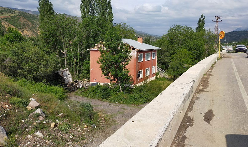 Bu evin üzerine sürekli kamyon uçuyor