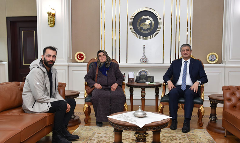 Vali Yavuz, şehit ailesini ağırladı