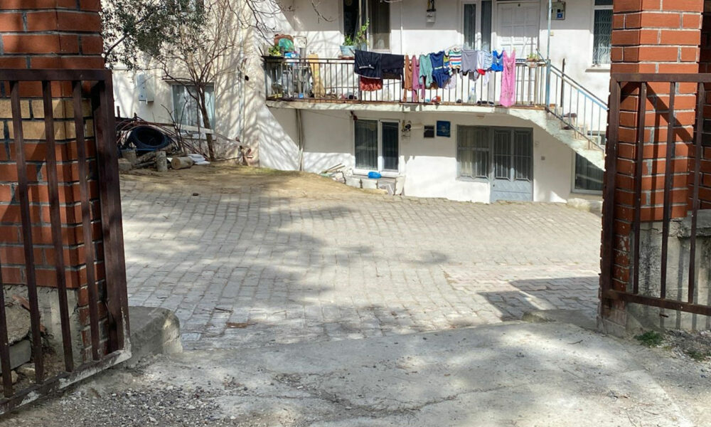 Mezarlık kapısı, hırsızların hedefi oldu