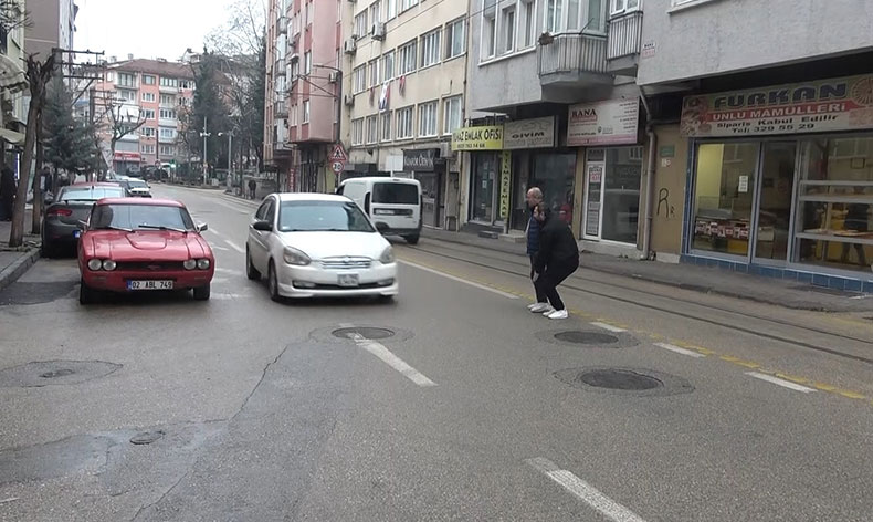 Yağmurda kayan başıboş motosiklet faciaya neden oluyordu