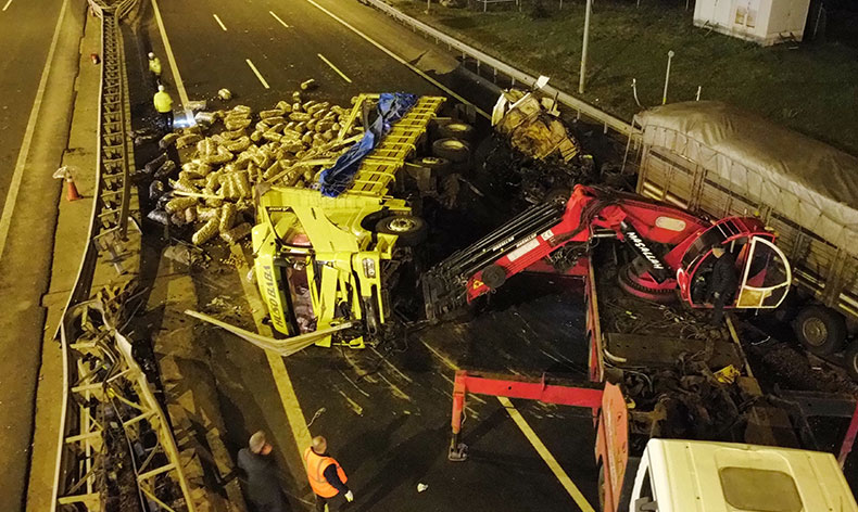 Tır ile kamyon çarpıştı, otoyol trafiğe kapandı