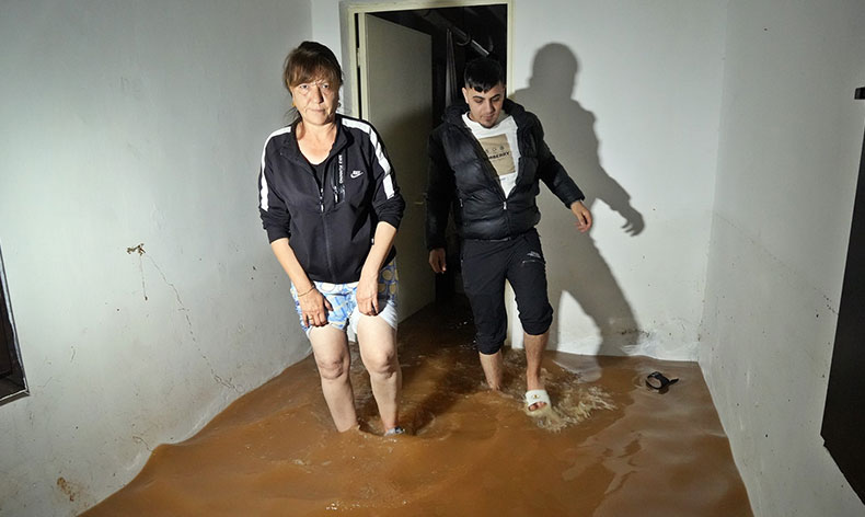 Depremde sağ çıktı, Antalya’da sular altında kaldı