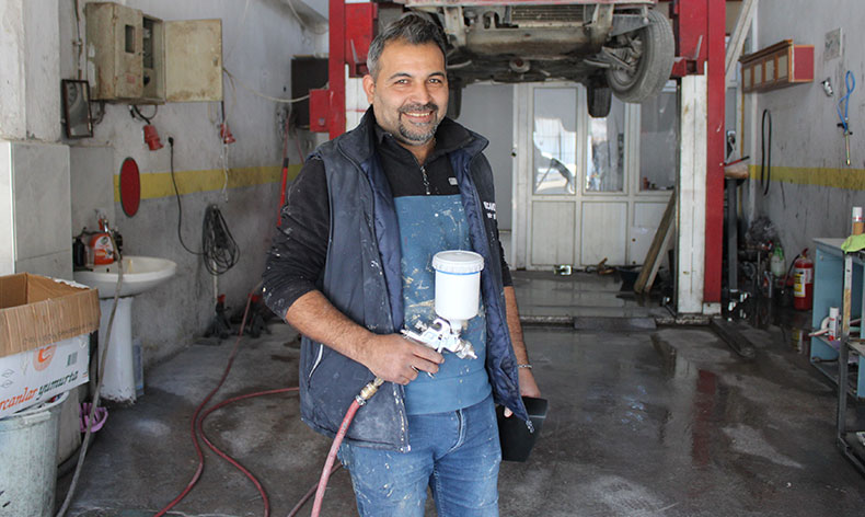 Otomobil tutkunları esnafın yüzünü güldürüyor