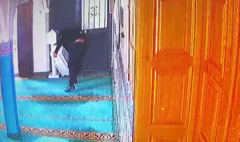 Bursa’da cemaatin ayakkabılarını deneyip kendine uyanı çaldı