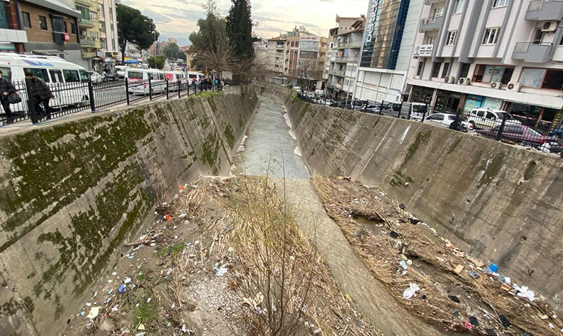 Tabakhane deresi yine çöplüğe döndü