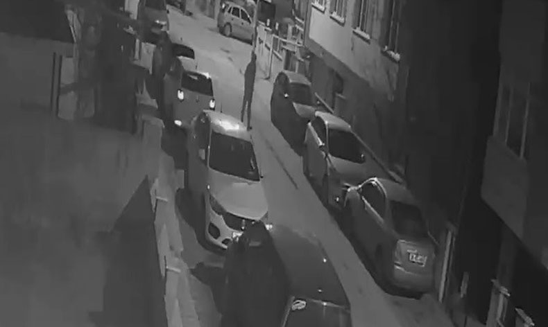 Sokak üzerindeki araçları tek tek çizdi