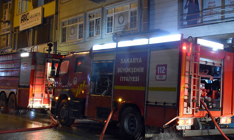 Sakarya’da market deposunda yangın