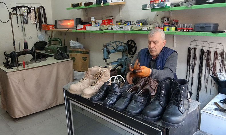 Depremzedeler ayakta kalmak için direniyor