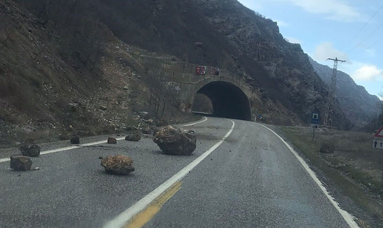 Dev taş parçaları yola düştü