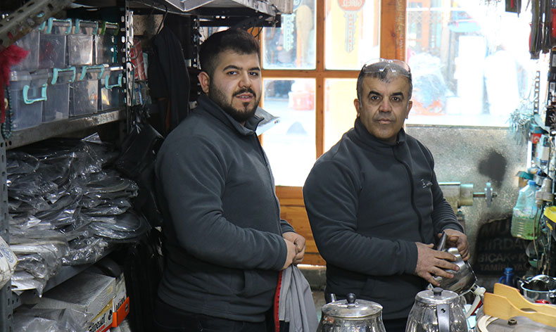 Baba ve oğlu teknolojiye direniyor