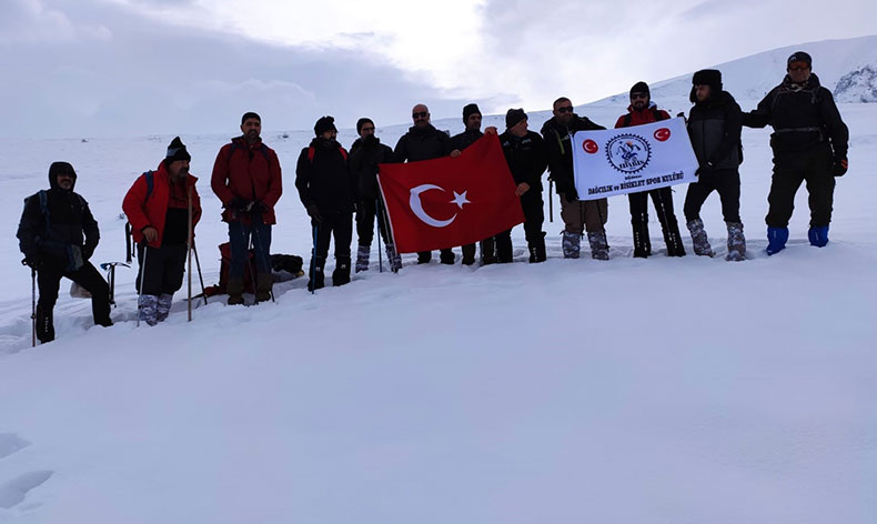 6 Şubat’ta hayatını kaybedenler için tırmandılar