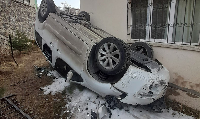 El freni çekilmeyen araç bahçe duvarından uçtu