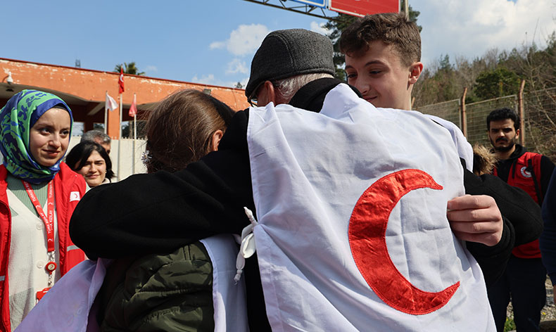 Torunlarına kavuşan dede, gözyaşlarına boğuldu