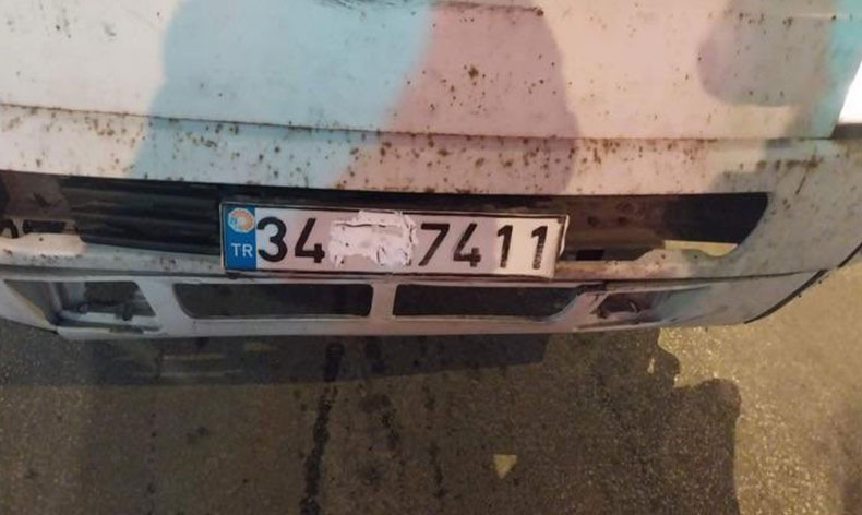 Plakasını traş köpüğü ile kapattı