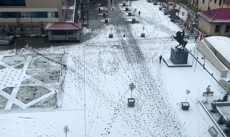 Bayburt güne kar yağışıyla uyandı