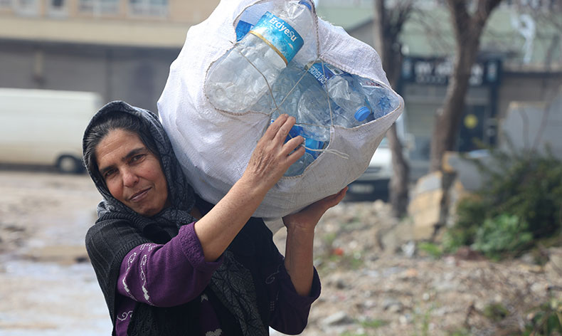 Fedakar anne, evlatları için çalışıyor