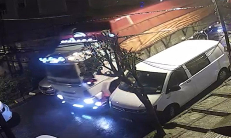 İstanbul’da kamyon 10 araca çarpıp direği devrildi