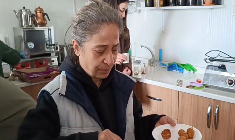 Depremzede anne, umudunu kafede yaşatıyor