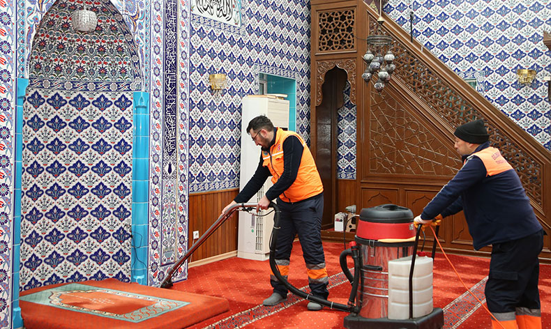 Gölbaşı’ndaki camiler gül suyuyla yıkandı