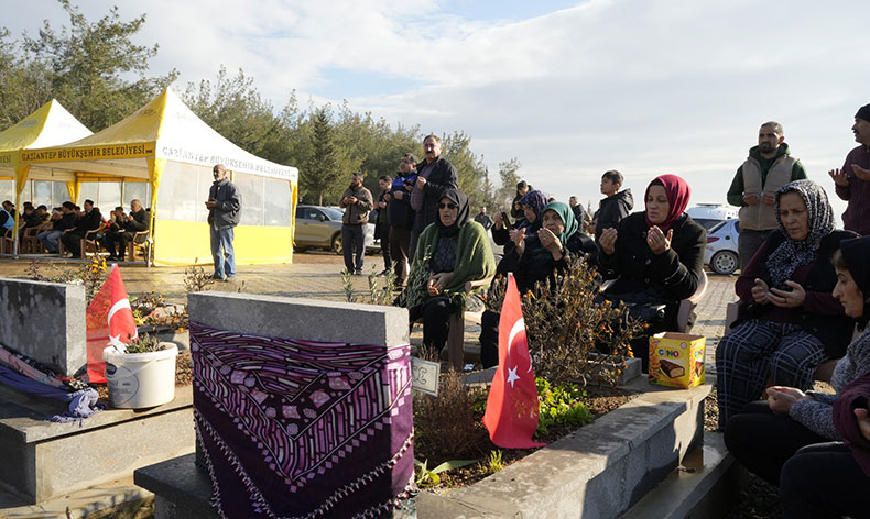 Gaziantep’te deprem mezarlığında duygusal anlar