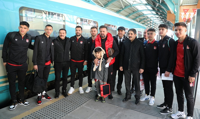 Sivasspor kafilesi hızlı trenle Ankara’ya ulaştı