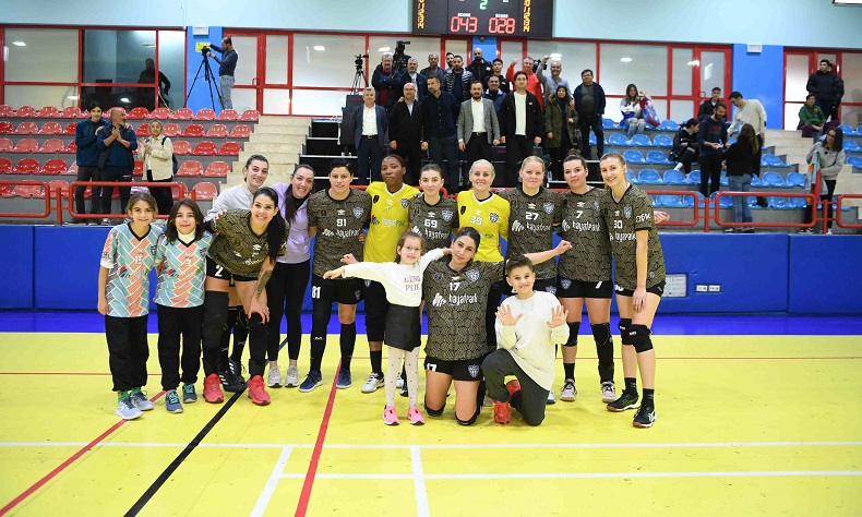 Konyaaltı Belediye Spor Kulübü Kadın Hentbol Takımı liderliği kaptırmıyor