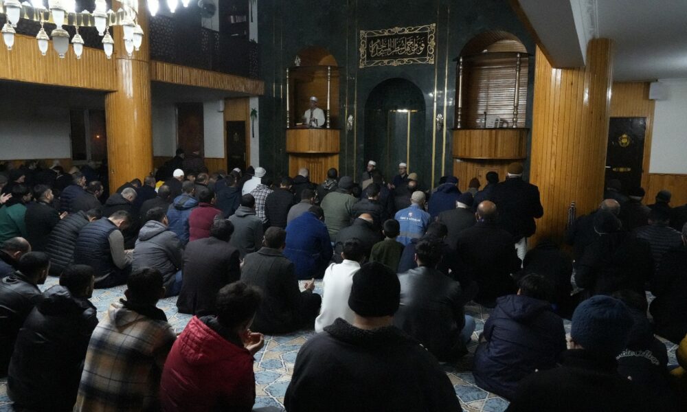 Nurdağı’nın ayakta kalan tek camisinde kandil yoğunluğu
