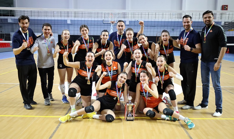 İzmir Ekonomi’de ‘çifte kupa’ coşkusu
