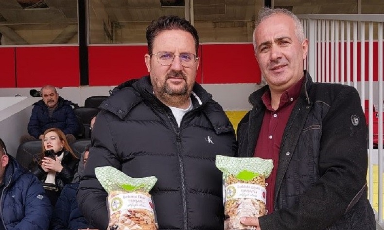 Tavşanlı’ya gelen takımlara leblebi ikramı